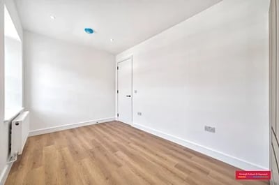 Flat Summerland Gardens in Greater London