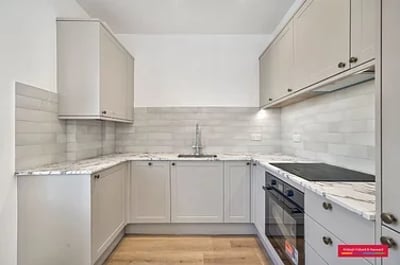 Flat Summerland Gardens in Greater London