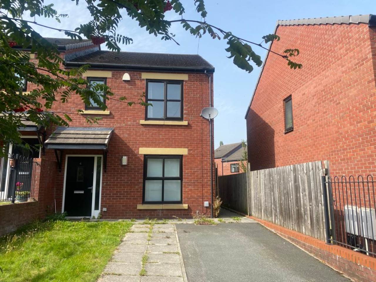 House Raynville Walk in Leeds
