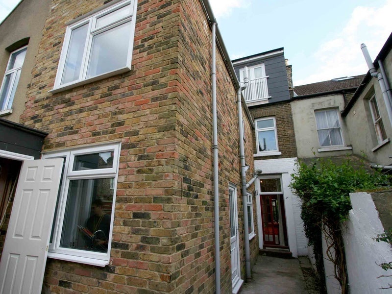 Room Chobham Road in Greater London