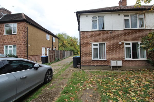 Flat Chalkwell Park Avenue in Greater London