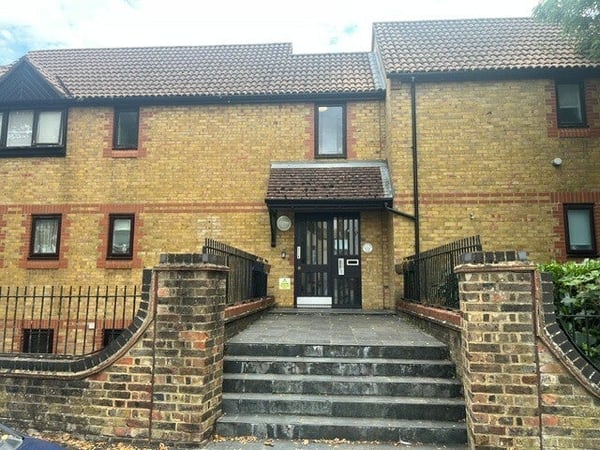 Flat High Street in Greater London