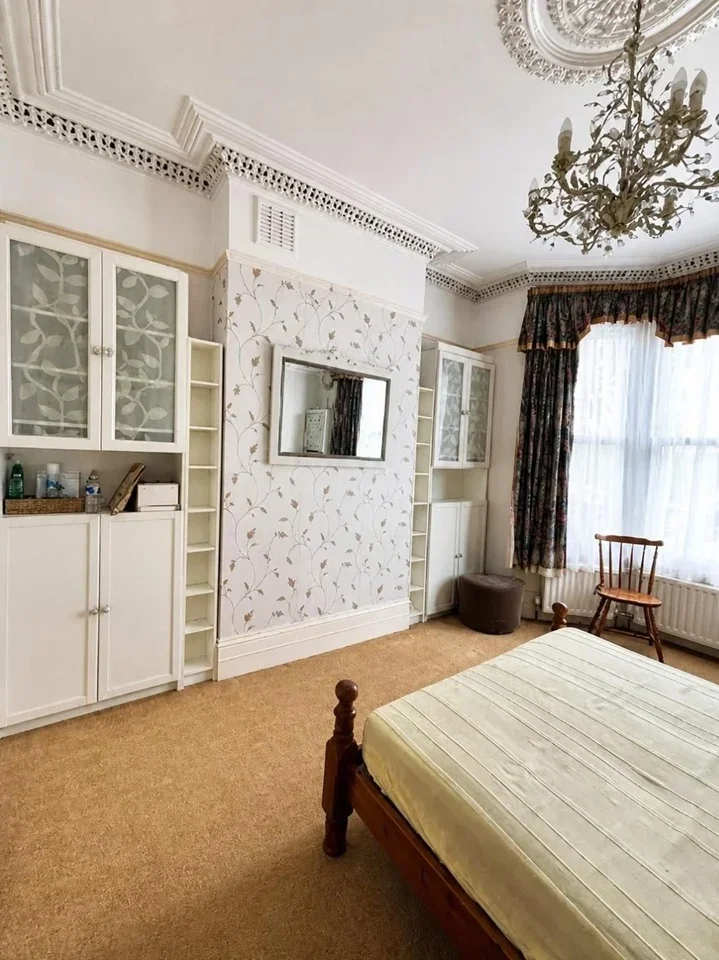 Flat Broomwood Road in Greater London