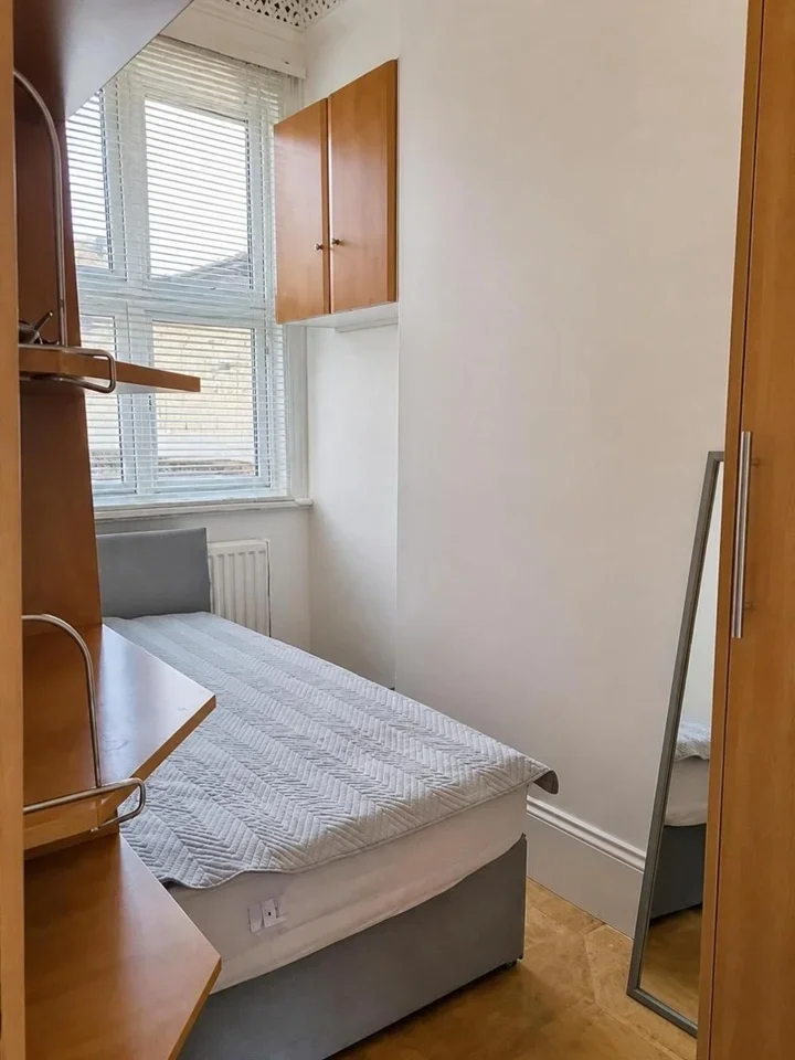 Flat Broomwood Road in Greater London