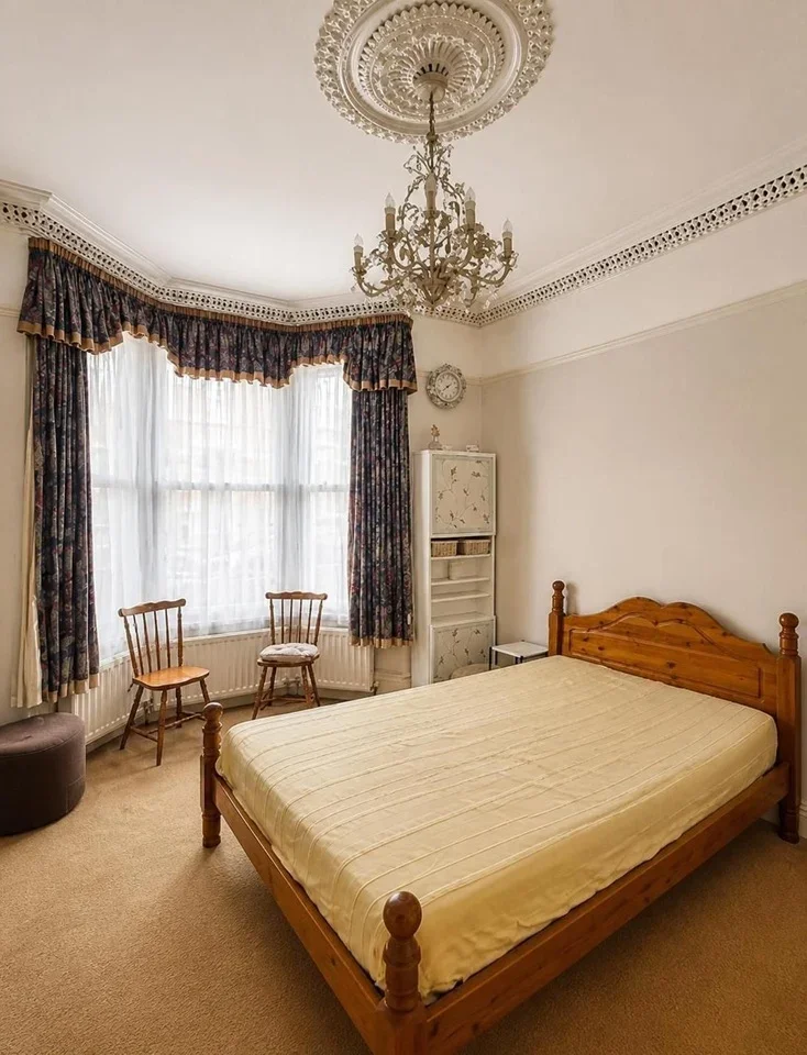 Flat Broomwood Road in Greater London