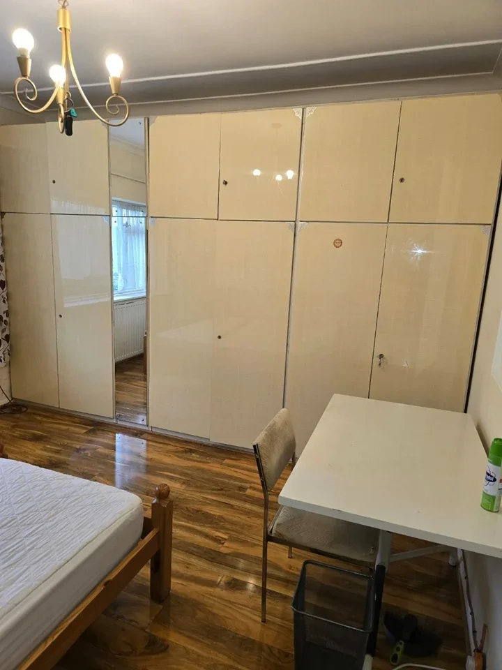 Room Forty Lane in Greater London