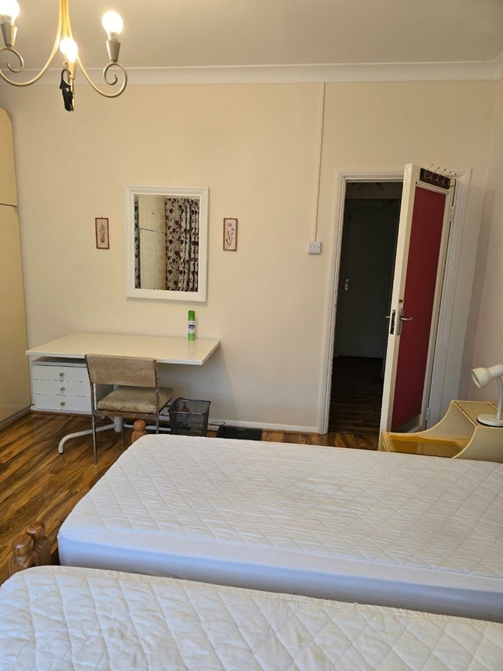 Room Forty Lane in Greater London