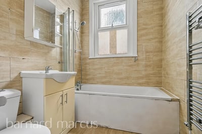Flat Salterford Road in Greater London