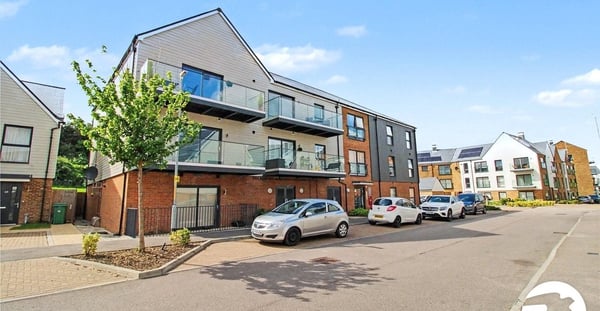 Flat Sanderling Way in Dartford