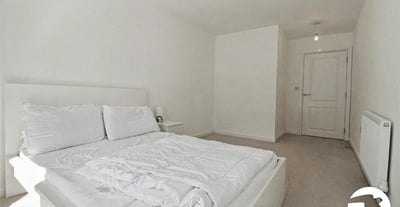 Flat Sanderling Way in Dartford