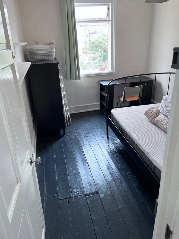 Room Calderon Road in Greater London
