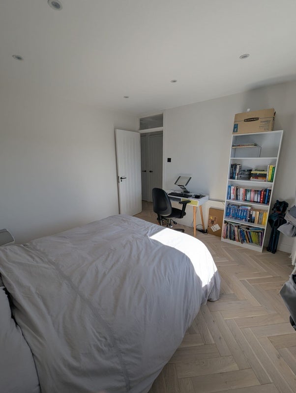 Room Brownlow Road in Greater London