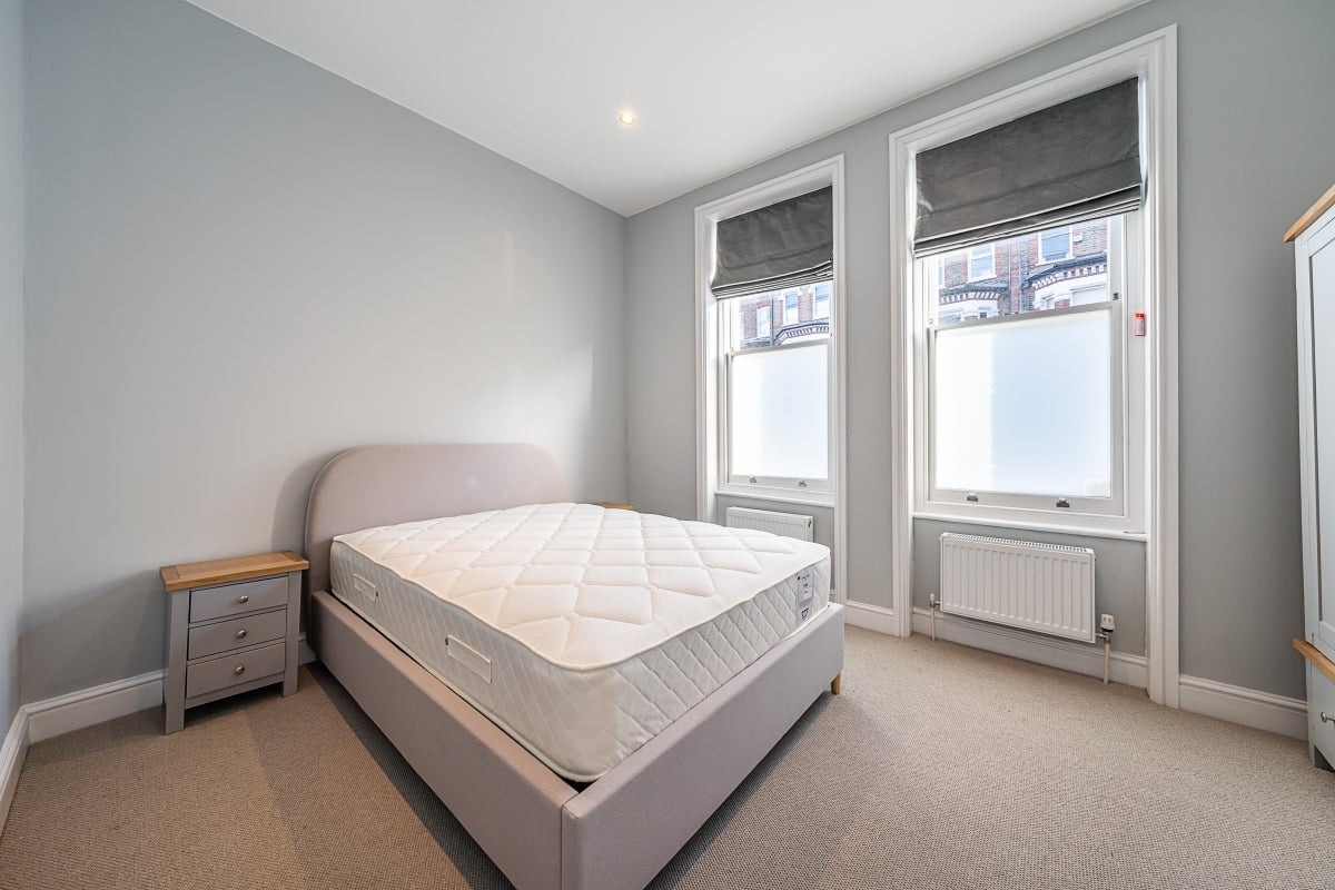 Flat Kendoa Road in Greater London