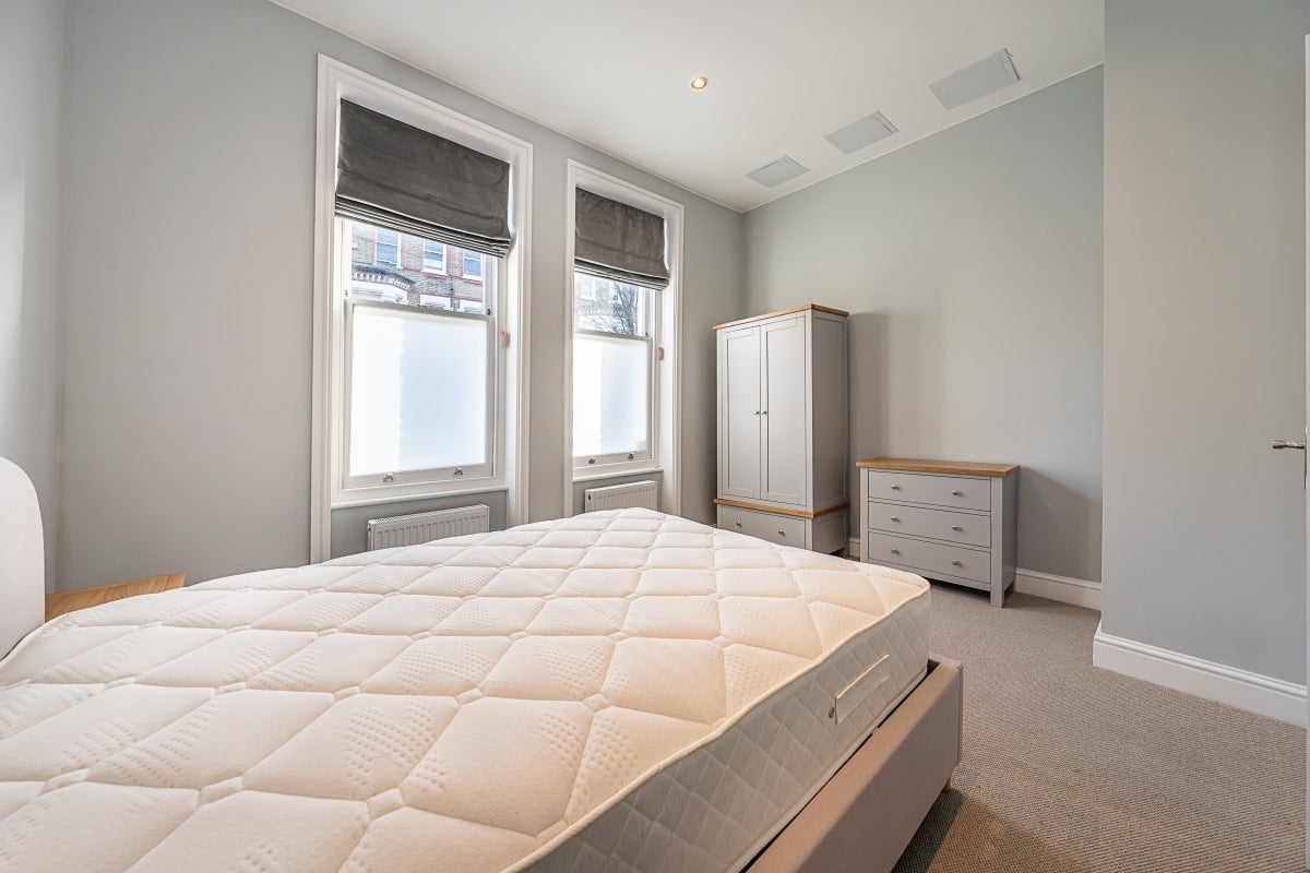 Flat Kendoa Road in Greater London