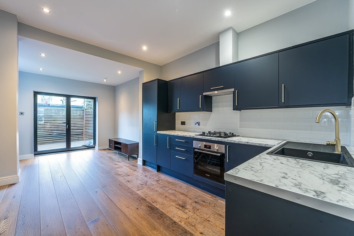 Flat Kendoa Road in Greater London