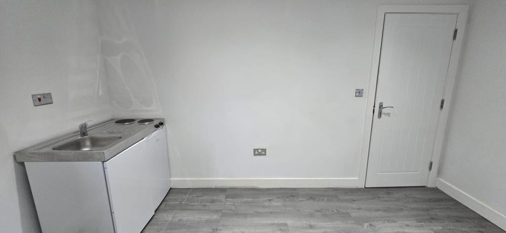 Room Russell Road in Tilbury