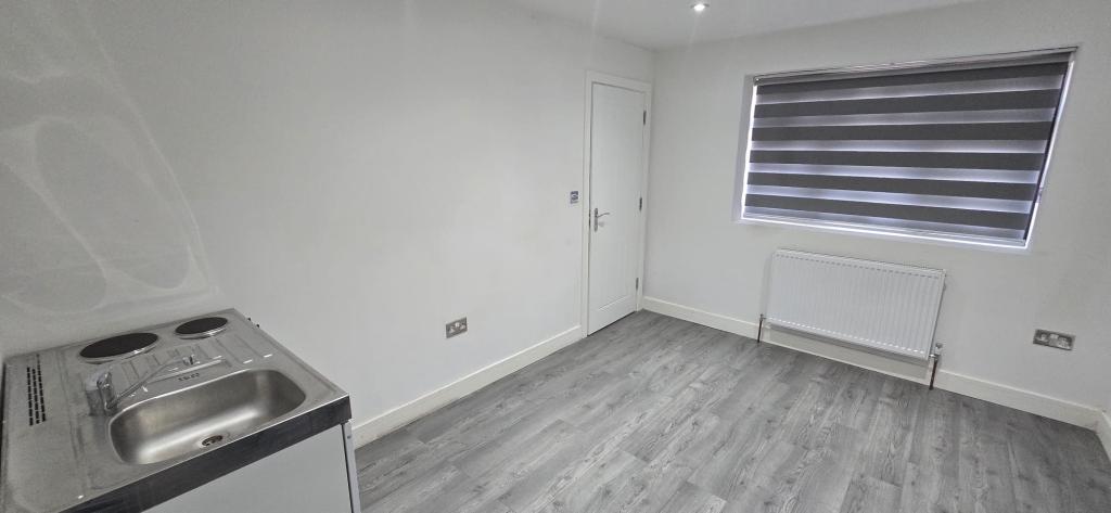 Room Russell Road in Tilbury