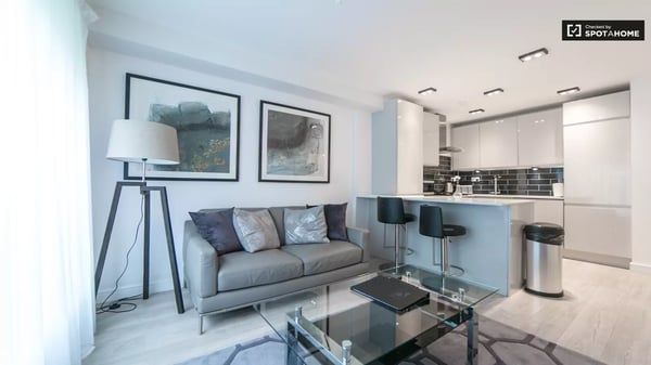 Flat Lower Thames Street in City of London