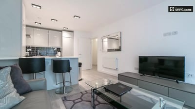 Flat Lower Thames Street in City of London