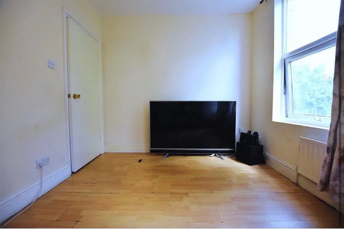 Flat Dunheved Road North in Greater London