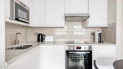 Flat Russell Gardens in Greater London