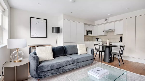 Flat Russell Gardens in Greater London