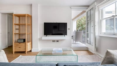 Flat Russell Gardens in Greater London