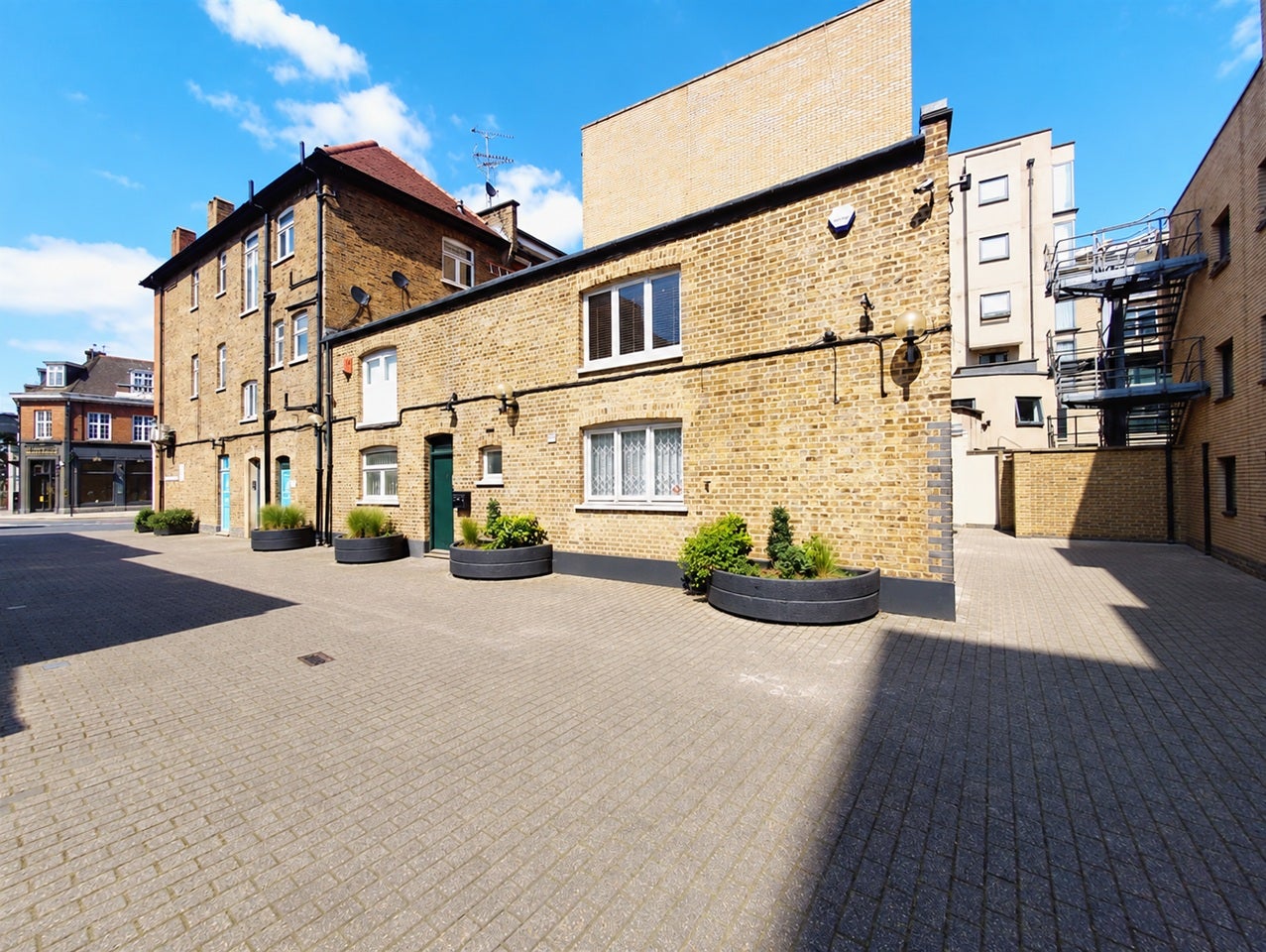 Flat Wandsworth High Street in Greater London