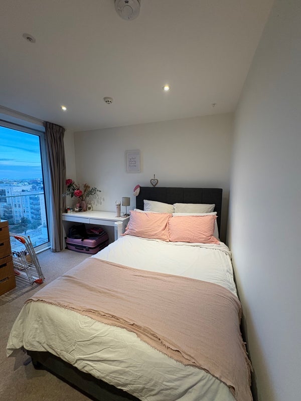 Room Mirabelle Gardens in Greater London
