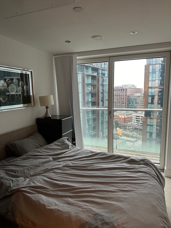 Flat Lincoln Plaza in Greater London
