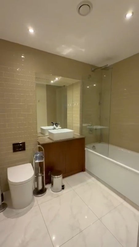 Flat Lincoln Plaza in Greater London