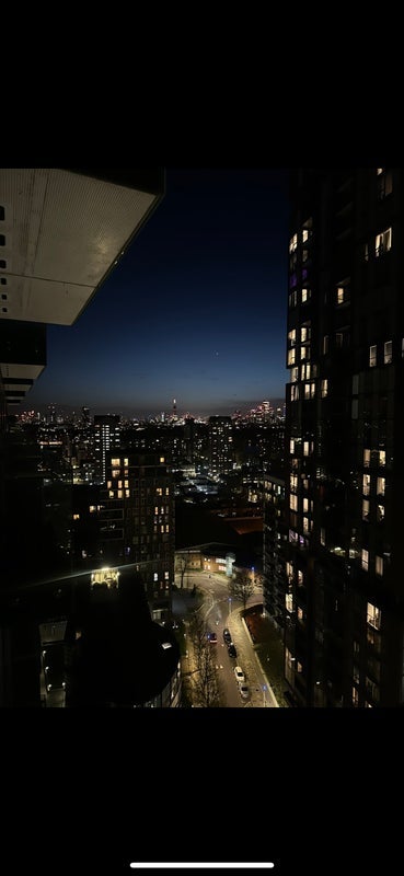 Flat Lincoln Plaza in Greater London