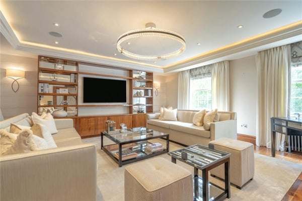 Flat Grosvenor Hill in London