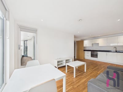 Flat Elmira Way in Salford