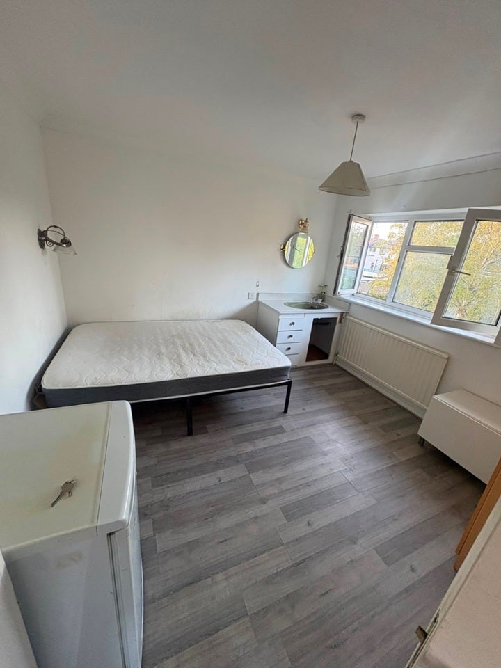 Room Speart Lane in Greater London