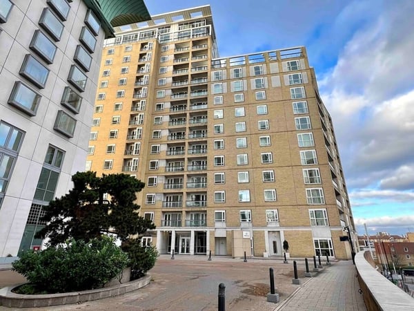 Flat Westferry Circus in Greater London