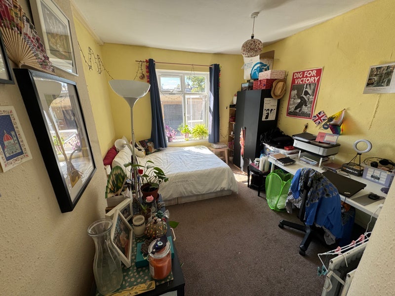 Room Effingham Road in Greater London