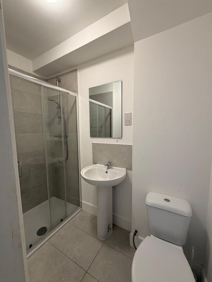 Flat Inwood Road in Greater London