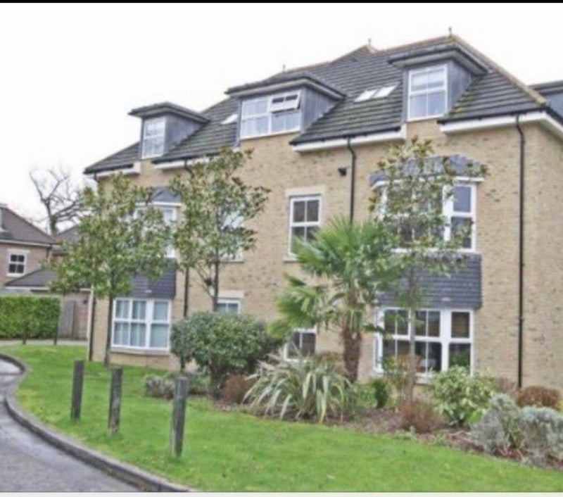 Flat Cranwells Lane in Farnham Royal