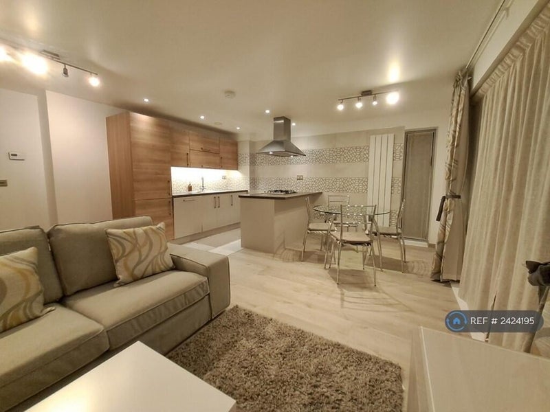 Flat Merchant Street in Greater London