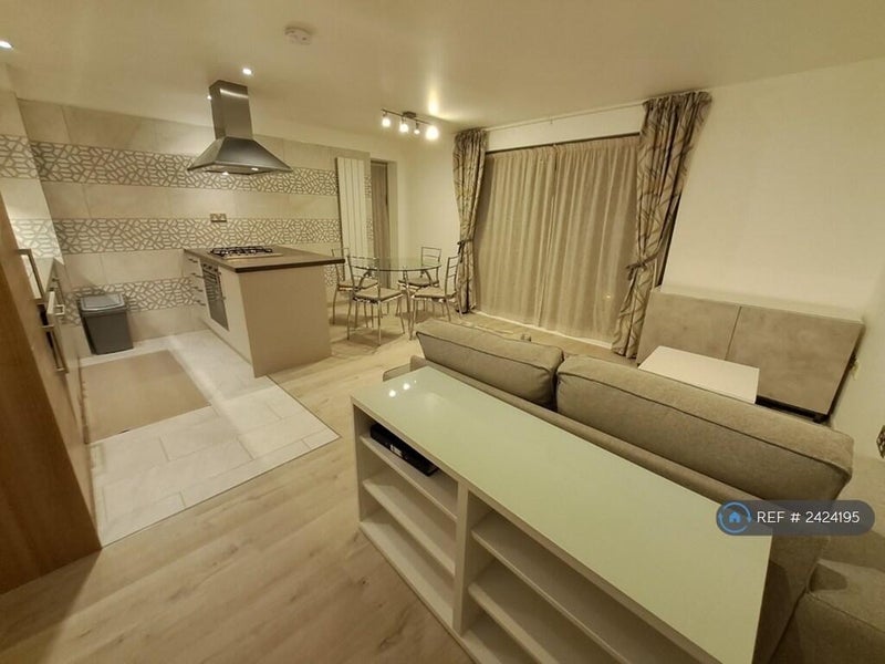 Flat Merchant Street in Greater London