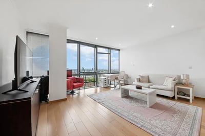 Flat Hertsmere Road in Greater London
