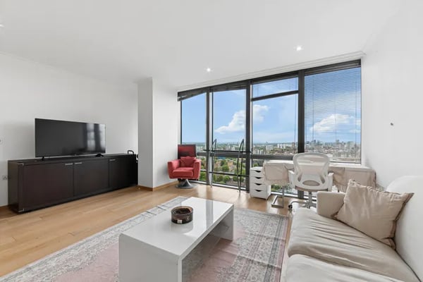 Flat Hertsmere Road in Greater London