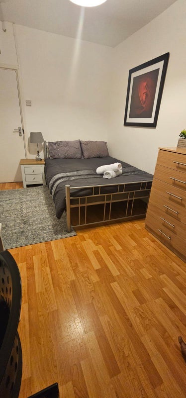 Room Shadwell Gardens in Greater London