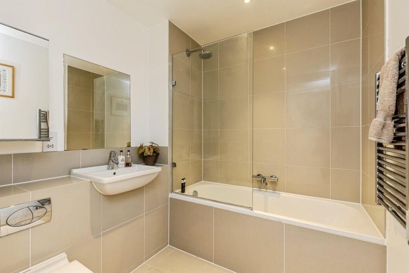 Room Skypark Road in Bristol
