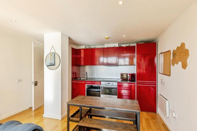 Room Skypark Road in Bristol