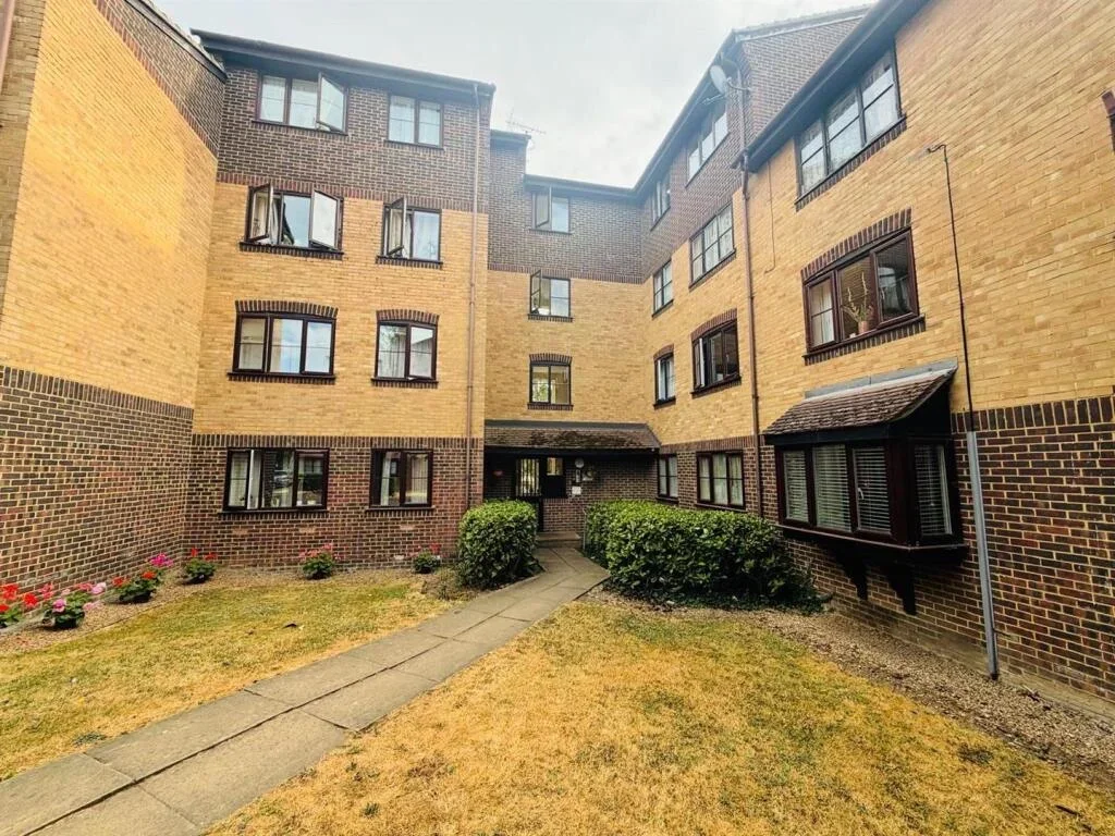 Flat Conway Gardens in Grays