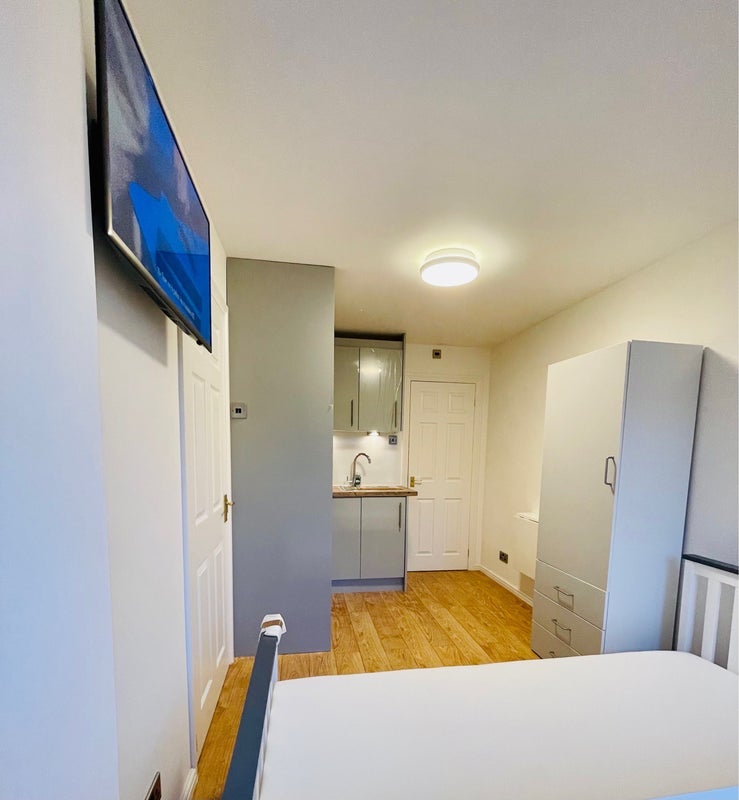 Room Beverley Mews in Crawley