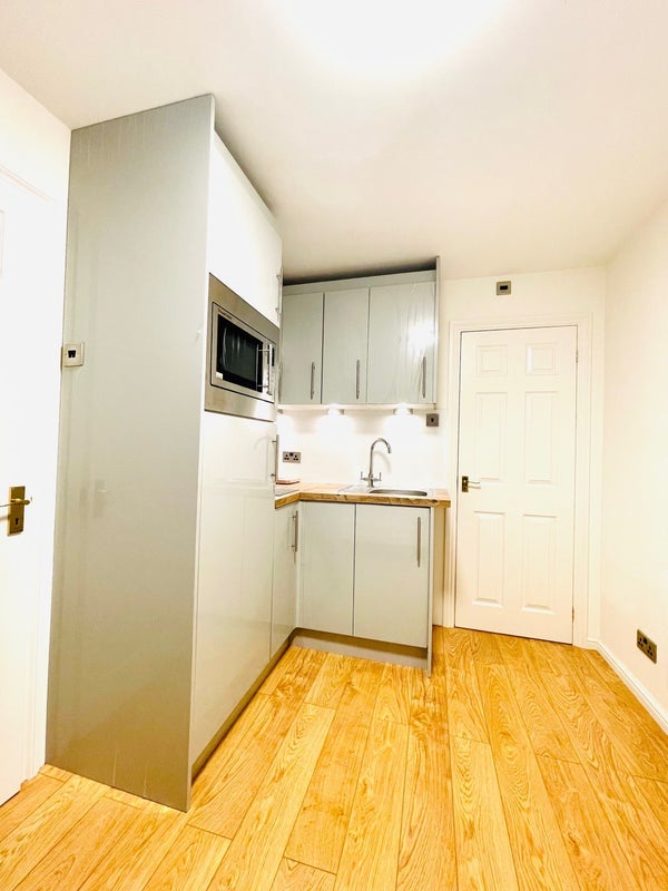 Room Beverley Mews in Crawley