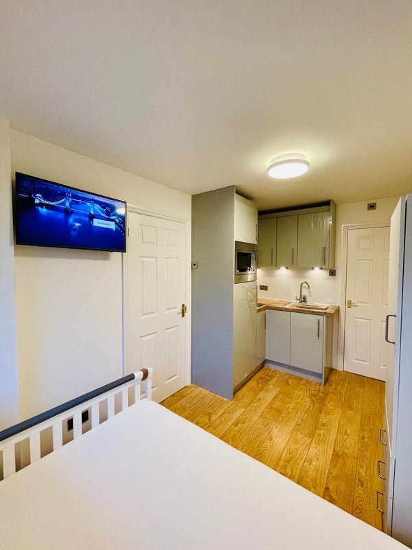 Room Beverley Mews in Crawley